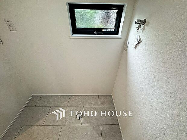 洗濯機を配置しても十分なスペースを確保しております。