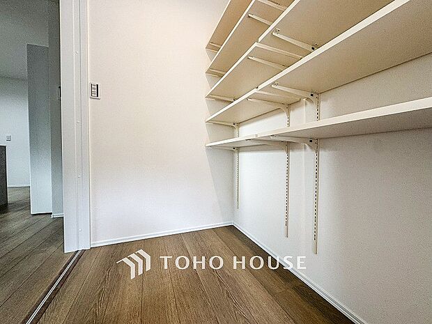 上質感漂う廊下。居住者の帰り、訪れる方を優しく迎える・安らぎに満ちた生活空間を予感させる。