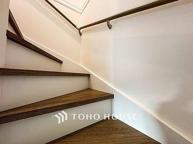 階段にはお子様やお年寄りに安心な手すりをご用意。