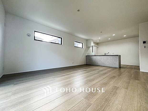 明るく開放的な空間が広がるLDK。室内には豊かな陽光が注ぎ込み、爽やかな住空間を演出。