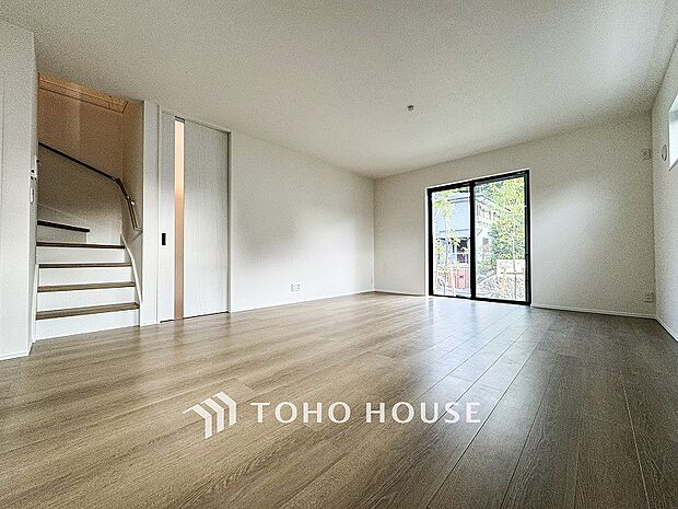 忙しい朝でも、しっかり家族が揃って食事をして頂けるゆとりある大きさのダイニングスペース。