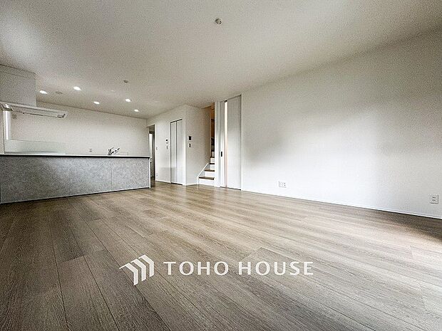 対面式キッチンのあるLDKで家族の会話が弾みます。