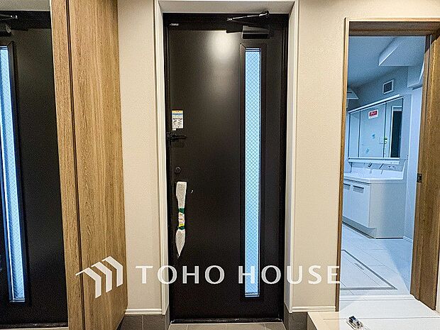 帰り着くたびに洗練されたテイストの空間に迎えられ誇りと喜びを感じる玄関まわりです。