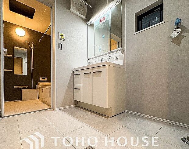 洗面台・洗面所パウダールームはナチュラルな雰囲気で清潔な印象。