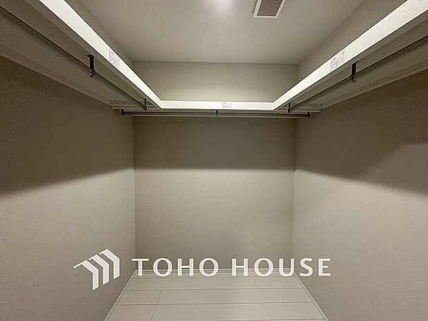 衣類だけでなく大きな荷物も収納でき、お部屋がすっきりします。