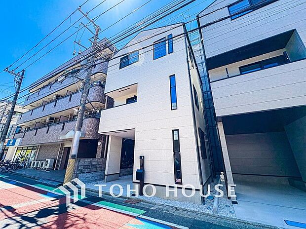 前面道路含む現地写真『快適』は「家」と「街」と「環境」が調和した時に訪れるだと改めて感じさせてくれます。