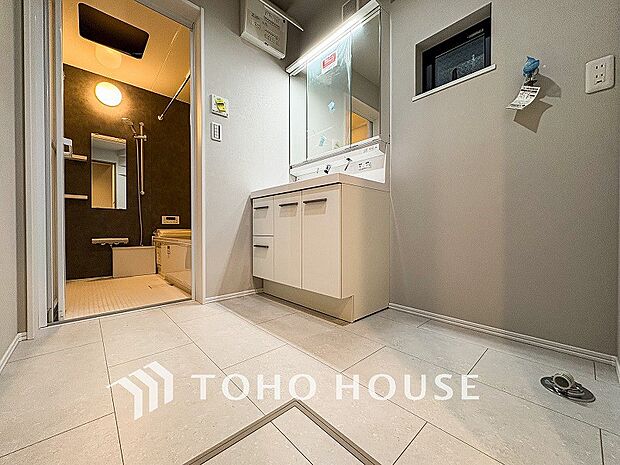 落ち着いた空間を演出するカラーと、ゆったりお使い頂ける広さが魅力のパウダールーム。