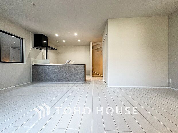 あたたかい日差しがたっぷり降り注ぐLDKは自然と家族の顔があかるい笑顔に。