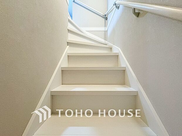 パブリックゾーンとプライベートゾーン繋ぐ階段。豊かな陽光が注ぎ込み、爽やかな住空間を演出。