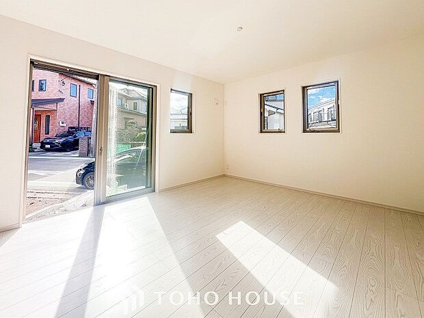 光と風があふれる開放的なリビングダイニングには自然と家族みんなが集まってきます。