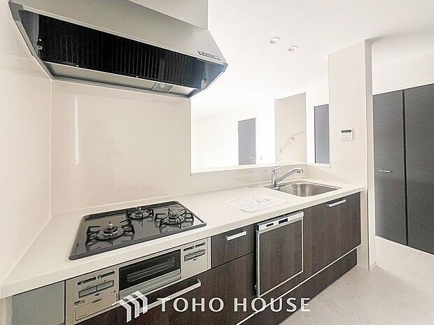 ご家族みんなで調理ができる位のスペースを実現したキッチン空間となっております。