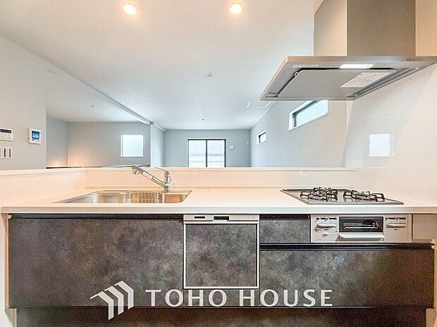 機能性とデザイン性を兼ね備えたシステムキッチンはリビングとの一体感も考慮された美しい空間