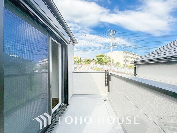 暮らしの中で光と風を演出してくれるバルコニー。