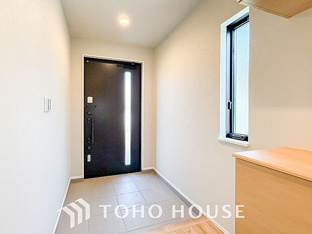 居住者の帰り、訪れる方を優しく迎えてくれる開放感のある玄関。