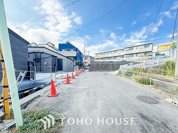 前面道路含む現地写真『快適』は「家」と「街」と「環境」が調和した時に訪れるだと改めて感じさせてくれます。