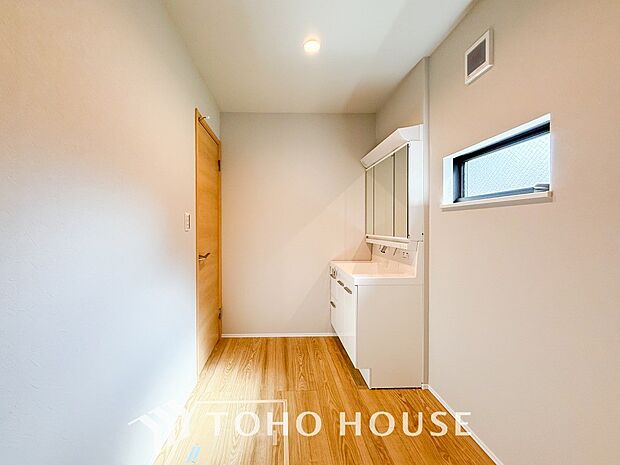 落ち着いた空間を演出するカラーと、ゆったりお使い頂ける広さが魅力のパウダールーム。