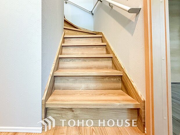 各フロアを結ぶ階段。集いの空間と一人の時間を楽しむプライベートルームをバランスよく繋いでいます。