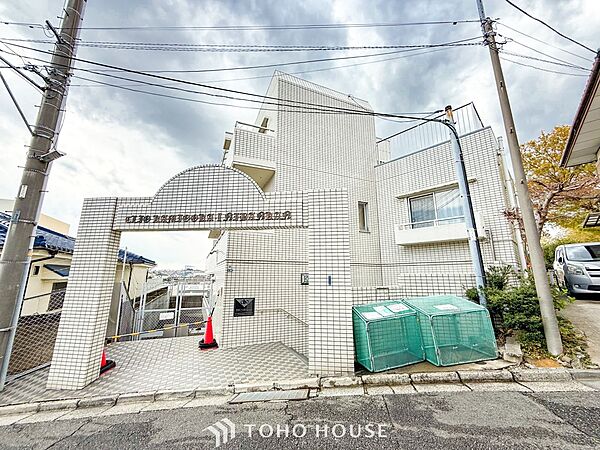 前面道路含む現地写真『快適』は「家」と「街」と「環境」が調和した時に訪れるだと改めて感じさせてくれます。