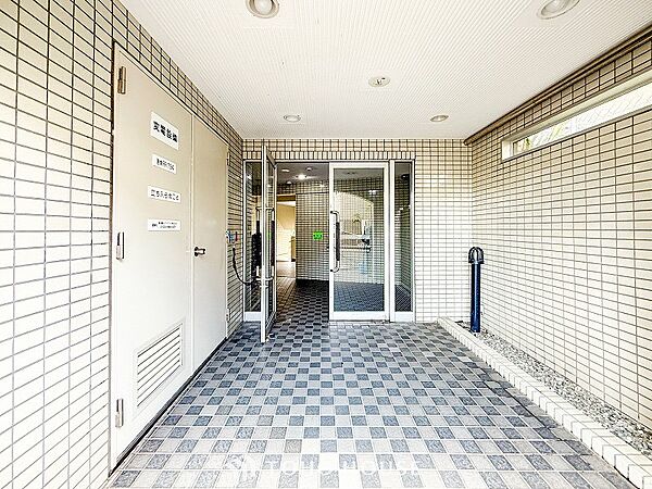 明るく開放感あるロビーは日常のオン・オフを切り替えてくれる大切な空間です。