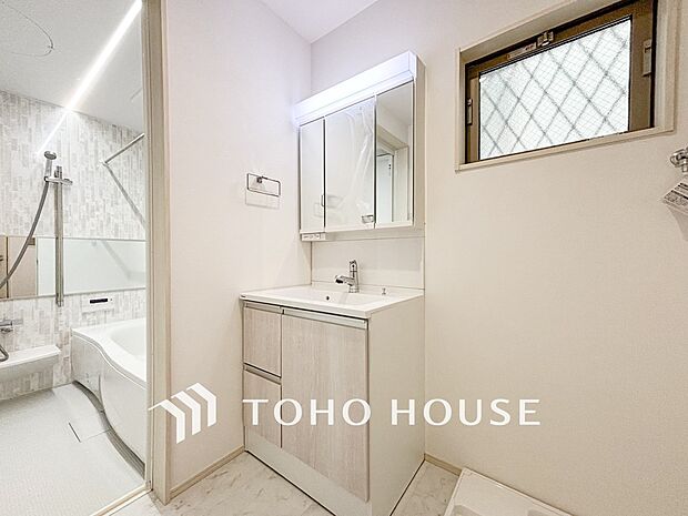 洗面台・洗面所小窓が設置され、湿気がこもりやすい室内の換気・採光に配慮されています。