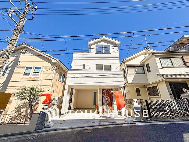 住む人を映し出す洗練された佇まいは、いつまでも輝き続けながらいつしか街の風景に溶け込んでいきます。