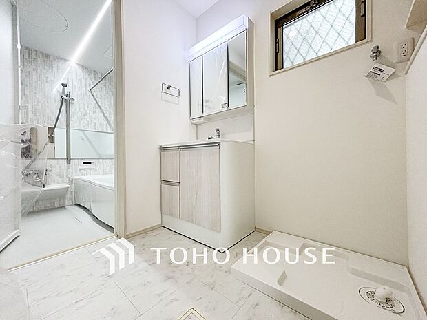 清潔感のあるカラーで統一されたプライベート空間は、身だしなみチェックや肌のお手入れに最適です。