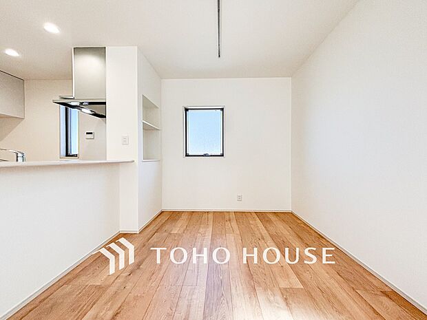 やわらかな陽射しがふりそそぎ、室内に開放感と爽快感をもたらします。