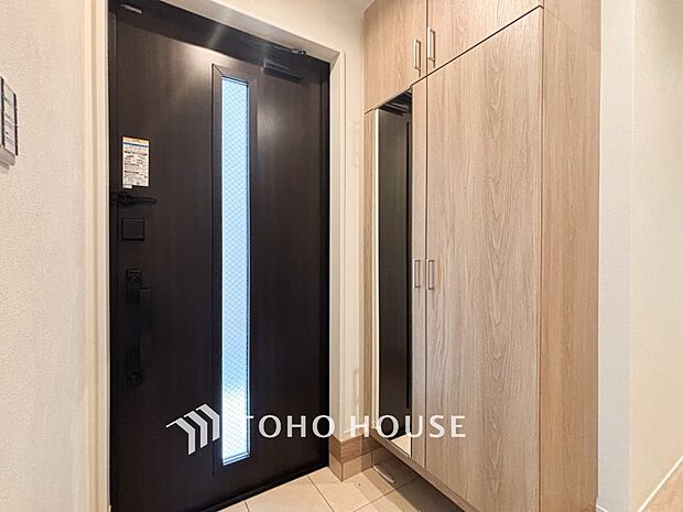 落ち着いた色を基調としていて、明るく優しい玄関となっています。