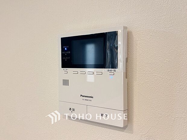 誰が来てもわかる様にモニター付きインターホンを設置。快適と安らぎを合わせた優しい設計。