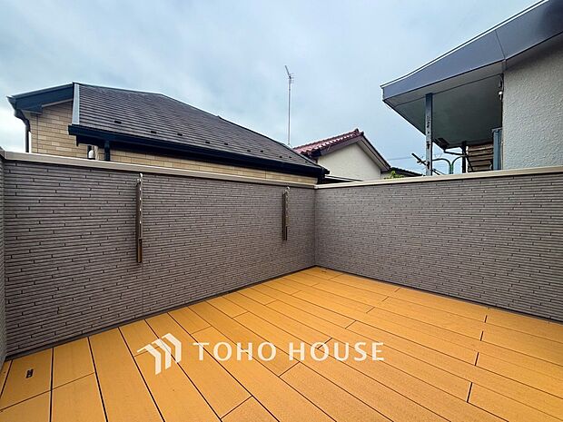 太陽の恵みをたっぷりと受けて、洗濯物も気持ちよく干せそうです。