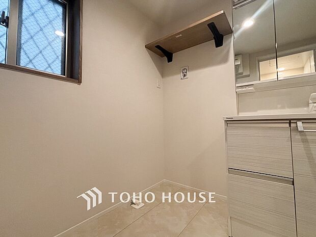 洗濯機を配置しても十分なスペースを確保しております。