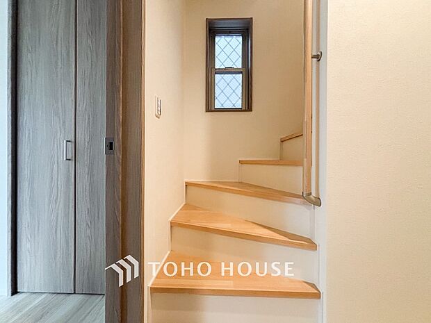 各フロアを結ぶ階段。集いの空間と一人の時間を楽しむプライベートルームをバランスよく繋いでいます。