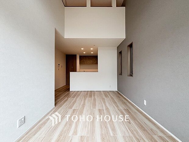 戸建てならではのリビング。落ち着いた色調のリビングは家族団欒の憩いの場所です。