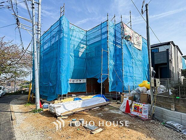 住む人を映し出す洗練された佇まいは、いつまでも輝き続けながらいつしか街の風景に溶け込んでいきます。