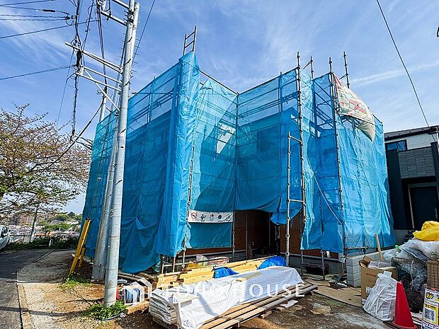 閑静な住宅街の一角、ひと時のくつろぎが生まれ、ゆっくりと愛着が育まれていきます。