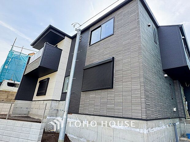 爽やかな青空の下に贅沢なほどに降り注ぐ陽光、豊かな居住性と、クオリティが見事に調和した住空間。