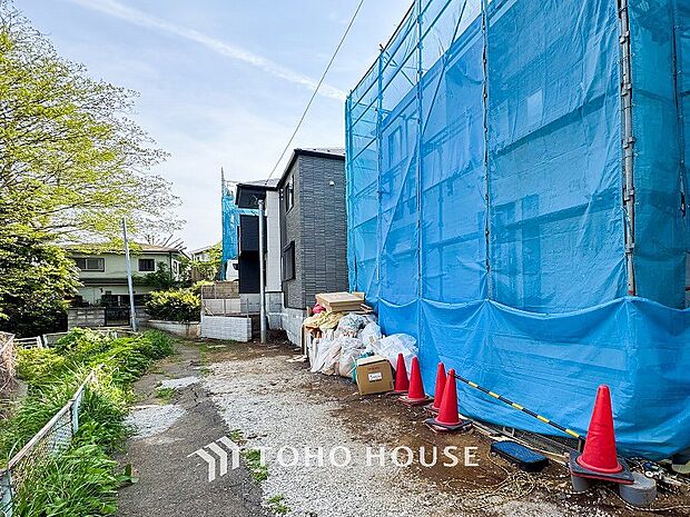 前面道路含む現地写真『快適』は「家」と「街」と「環境」が調和した時に訪れるだと改めて感じさせてくれます。