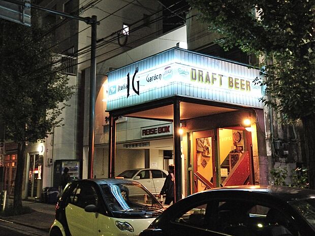 雰囲気がお洒落なバー。あちこち細部まで懐かしいアメリカ映画の世界のような店内でくつろげます。