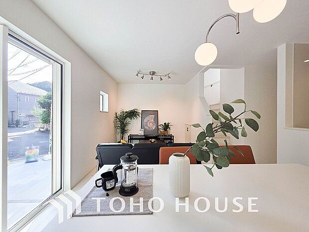 落ち着いた雰囲気に包まれた伸びやかな空間で、ゆったりと家族団らんの時間を過ごせます。