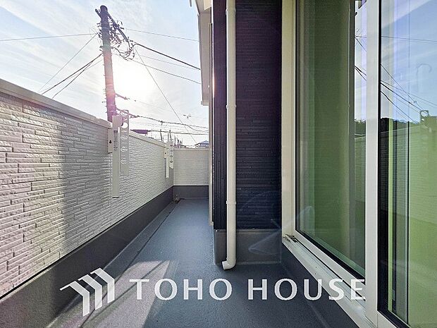 暮らしの中で光と風を演出してくれるバルコニー。