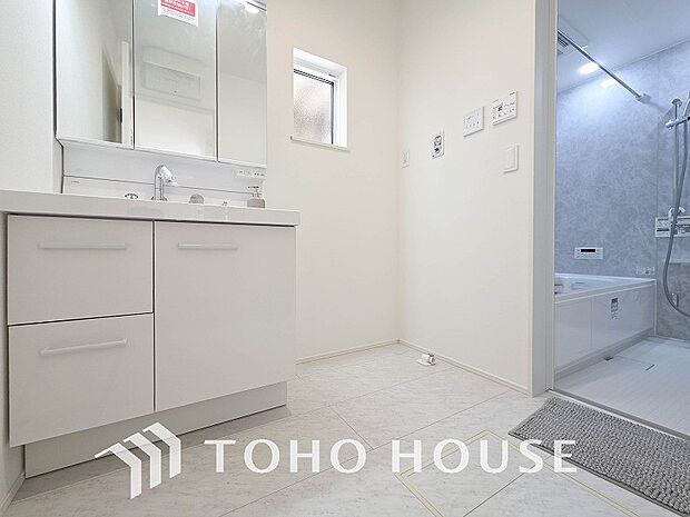 落ち着いた空間を演出するカラーと、ゆったりお使い頂ける広さが魅力のパウダールーム。