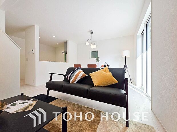 家族と過ごすひと時を溢れる光が優しく包み込むリビングダイニング。