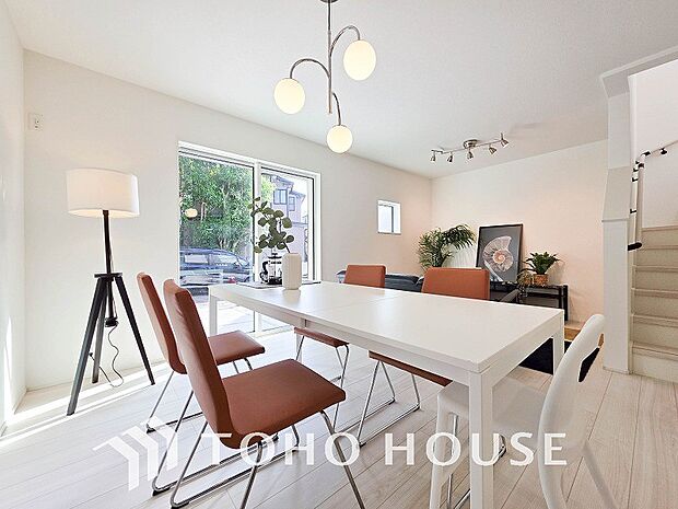 忙しい朝でも、しっかり家族が揃って食事をして頂けるゆとりある大きさのダイニングスペース。