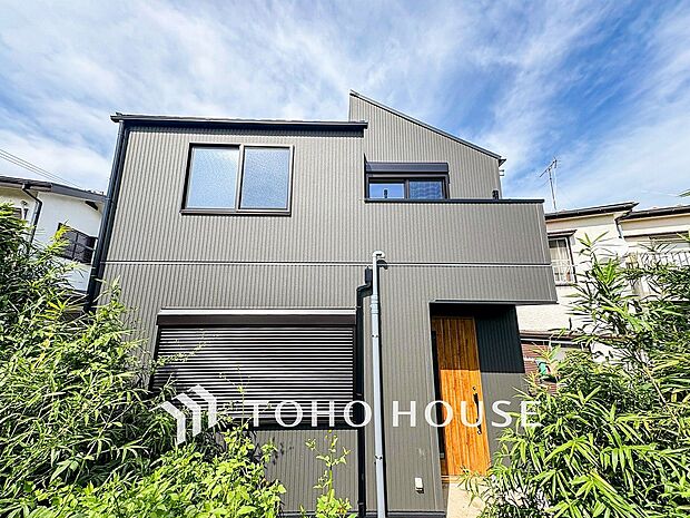 清潔感溢れる玄関がお出迎えする本邸宅の物語は、ここから始まる日常を期待させます。