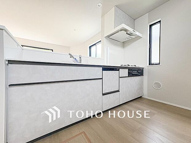 プライベートスペースを彩るインテリアとしての美と、快適な日常を支える機能性と強さがひとつになったキッチンです。