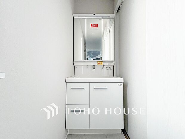 洗面台・洗面所パウダールームはナチュラルな雰囲気で清潔な印象。