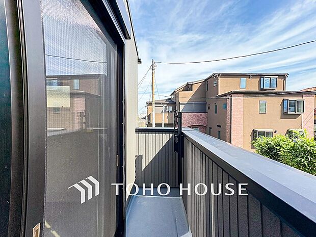 暮らしの中で光と風を演出してくれるバルコニー。