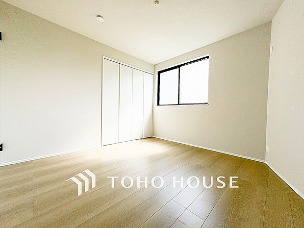 やわらかな陽射しがふりそそぎ、ゆったりした時間が流れる室内。