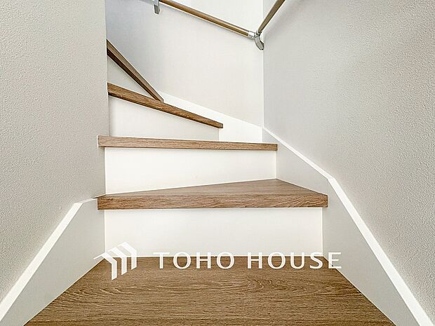 パブリックゾーンとプライベートゾーン繋ぐ階段。豊かな陽光が注ぎ込み、爽やかな住空間を演出。