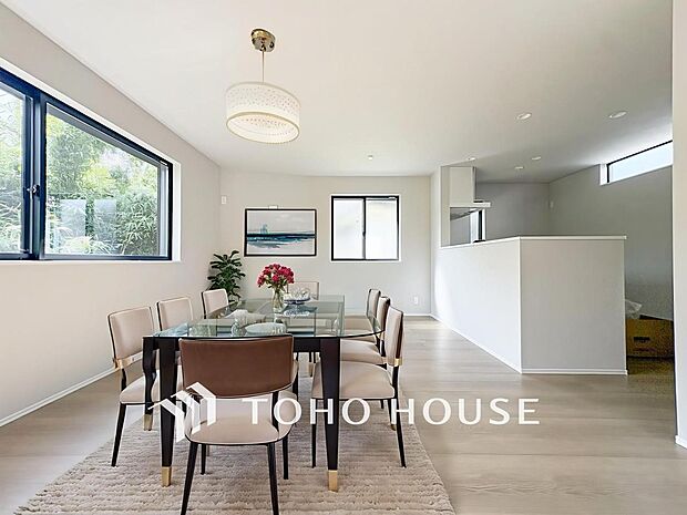 忙しい朝でも、しっかり家族が揃って食事をして頂けるゆとりある大きさのダイニングスペース。